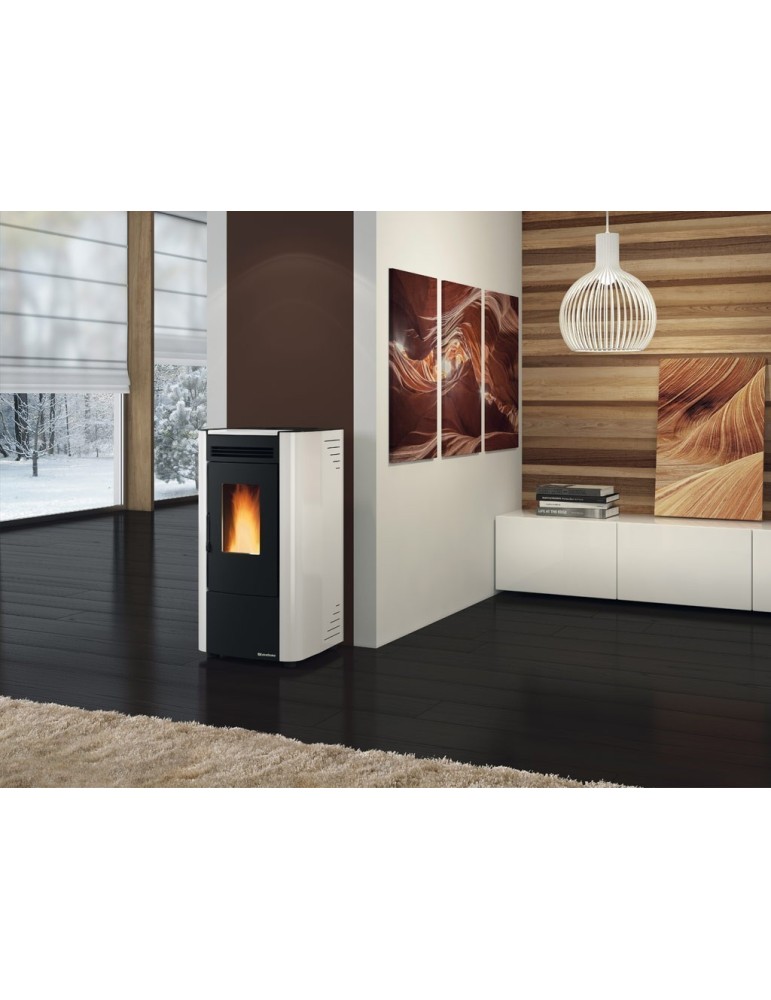 Nordica Extraflame Stufa a Pellet Ketty Evo 2.0  7 KW 187 MC Colore Bianca ambientata