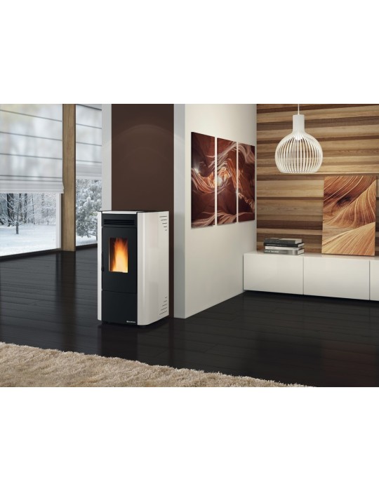 Nordica Extraflame Stufa a Pellet Ketty Evo 2.0  7 KW 187 MC Colore Bianca ambientata